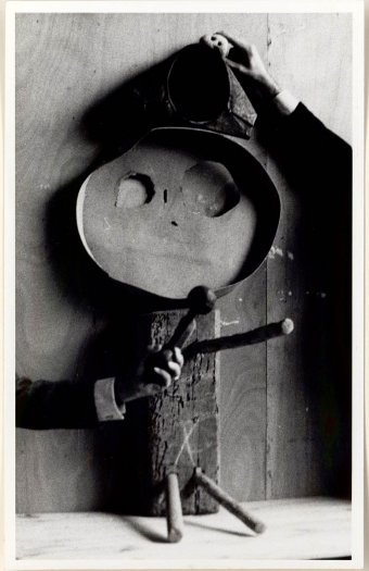 Objetos ensamblados de la escultura de Joan Miró Mujer y pájaro, 1967