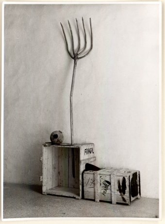 Objetos ensamblados de la escultura de Joan Miró Mujer y pájaro, 1967