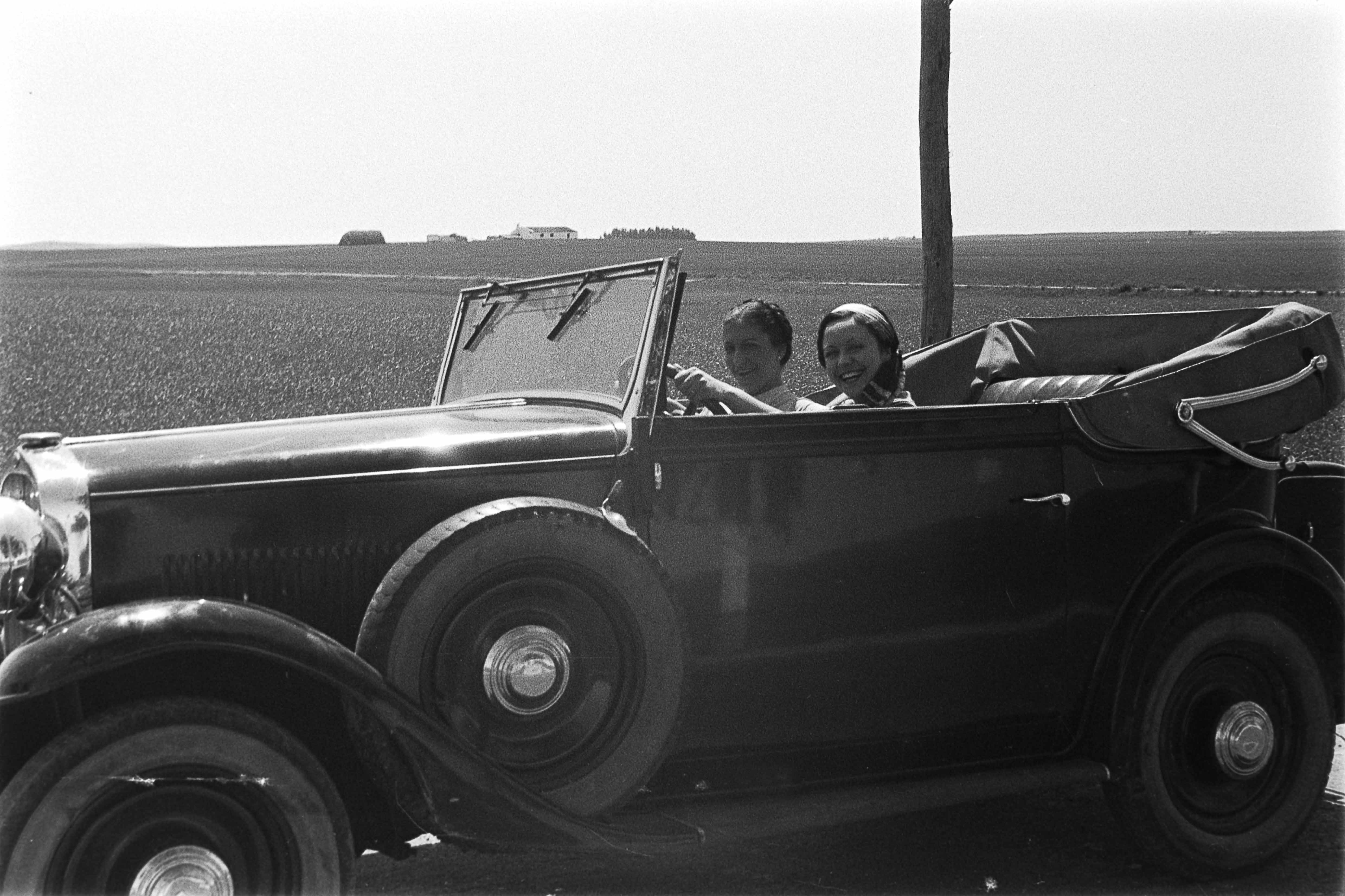 Adelita Lobo and Mundi Torres Clavé, 1935. AHCOAC. Photography by Josep Torres Clavé
