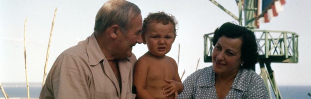Joaquim Gomis: Joan Miró i Pilar Juncosa con su nieto David. © Hereus de Joaquim Gomis. Fundació Joan Miró, Barcelona 2022