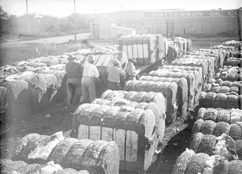 <p>Grup d&rsquo;operaris carregant un carro amb bales de cotó a Brownwood, a l&rsquo;estat nord-americà de Texas. &copy; Hereus de Joaquim Gomis. Fundació Joan Miró, Barcelona, 2025</p>