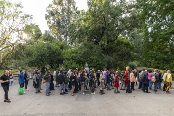 Dora García, "Lacis/Benjamin (The Bug Series)", performance del 16 de maig de 2025 al Naples botanical garden, Museo Madre. Foto: Pietro Menditto. Performer: Michelangelo Miccolis