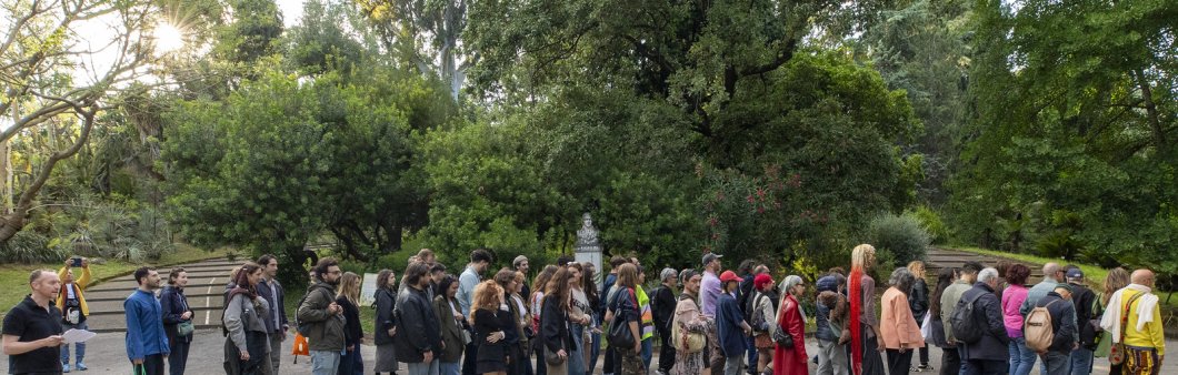 Dora García, "Lacis/Benjamin (The Bug Series)", performance del 16 de mayo de 2025 en el jardín botánico de Nápoles, Museo Madre. Foto: Pietro Menditto. Intérprete: Michelangelo Miccolis.<br />
&nbsp;
