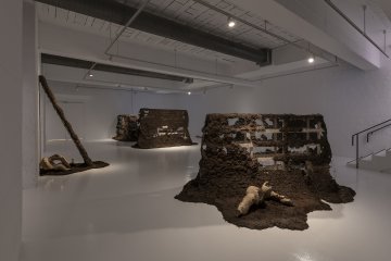 <p>Exposició El terratrèmol està intacte, de Jota Mombaça i Iki Yos Piña Narváez Funes. &copy; Fundació Joan Miró. Foto: Roberto Ruiz.</p>