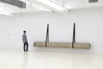 vis., de Julia Spínola, Espai 13 Fundació Joan Miró, Barcelona. Ciclo Gira todo gira, comisariado por Marc Navarro.