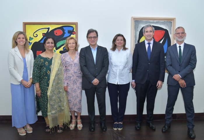 Georgina Flamme, dir. gen. Fund. Abertis; Renuka Tuljapurkar, sec. gen Isadak; Elena Salgado, pres. Fund. Abertis; José M. Ridao, Embajador España en India; Sara Puig, pres. Fund. Joan Miró; Ramón Chesa, CEO Isadak; Marko Daniel, dir. Fund. Joan Miró