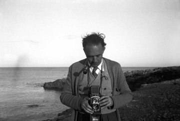 Retrat de Joaquim Gomis amb la seva càmera Rolleiflex (1945-1950) © Hereus de Joaquim Gomis. Fundació Joan Miró, Barcelona, 2025. Arxiu Nacional de Catalunya (ANC1-972-N-14341)