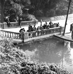 <p>Joaquim Gomis. Parc de la Ciutadella, diciembre de 1946. Fondo Joaquim Gomis, depositado en el Arxiu Nacional de Catalunya. © Herederos de Joaquim Gomis, 2022. Fundació Joan Miró, Barcelona.</p>