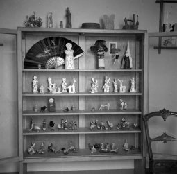 <p><em>La Pinacoteca.</em> Joaquim Gomis, 1960 © Hereus de Joaquim Gomis. Fundació Joan Miró, Barcelona</p>