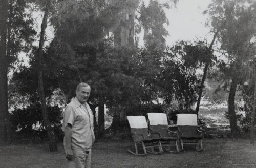 <p>Enric Tormo, <em>Joan Miró al jardí de casa seva a Mont-roig del Camp</em>, Sense data</p>