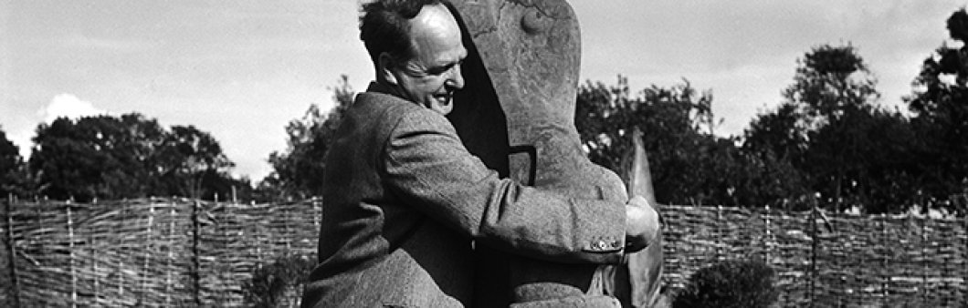 Lee Miller. <em>Henry Moore with his sculpture </em>Mother and Child Farleys Garden, East Sussex, 1953 © Lee Miller Archives, England, 2018. All rights reserved.
