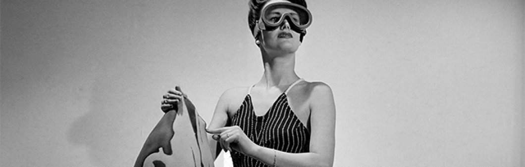 Lee Miller. <em>Bathing Feature</em> [Articles de bany], <em>Vogue</em> Studio, Londres, 1941 © Lee Miller Archives, Anglaterra, 2018. Tots els drets reservats

