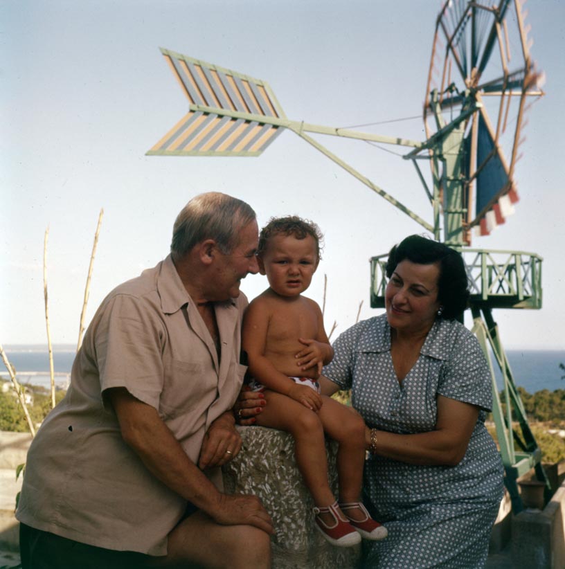 Joaquim Gomis: Joan Miró i Pilar Juncosa amb el seu net David. © Hereus de Joaquim Gomis. Fundació Joan Miró, Barcelona 2022

