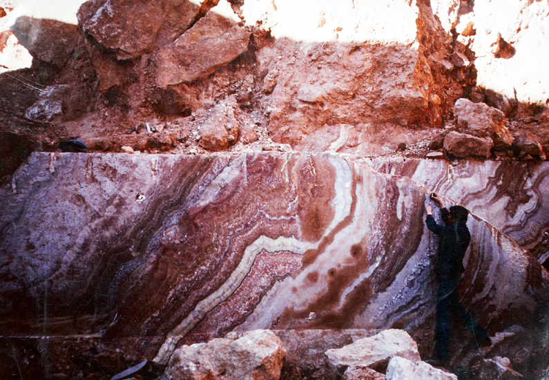 Ònix a la pedrera abandonada a la vora de Bou An Hifia (Algèria). © Jordi Marquès - Marbres Marquès / Fundació Mies van der Rohe