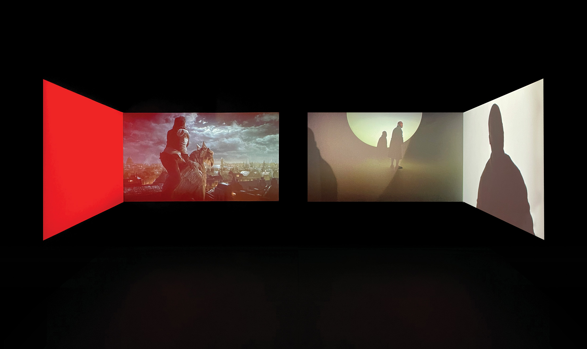 Kandis Williams. <em>Death of A, </em>2022. Videoinstal&middot;lació HD de quatre canals i so. Cortesia de l'artista i Morán Morán.
