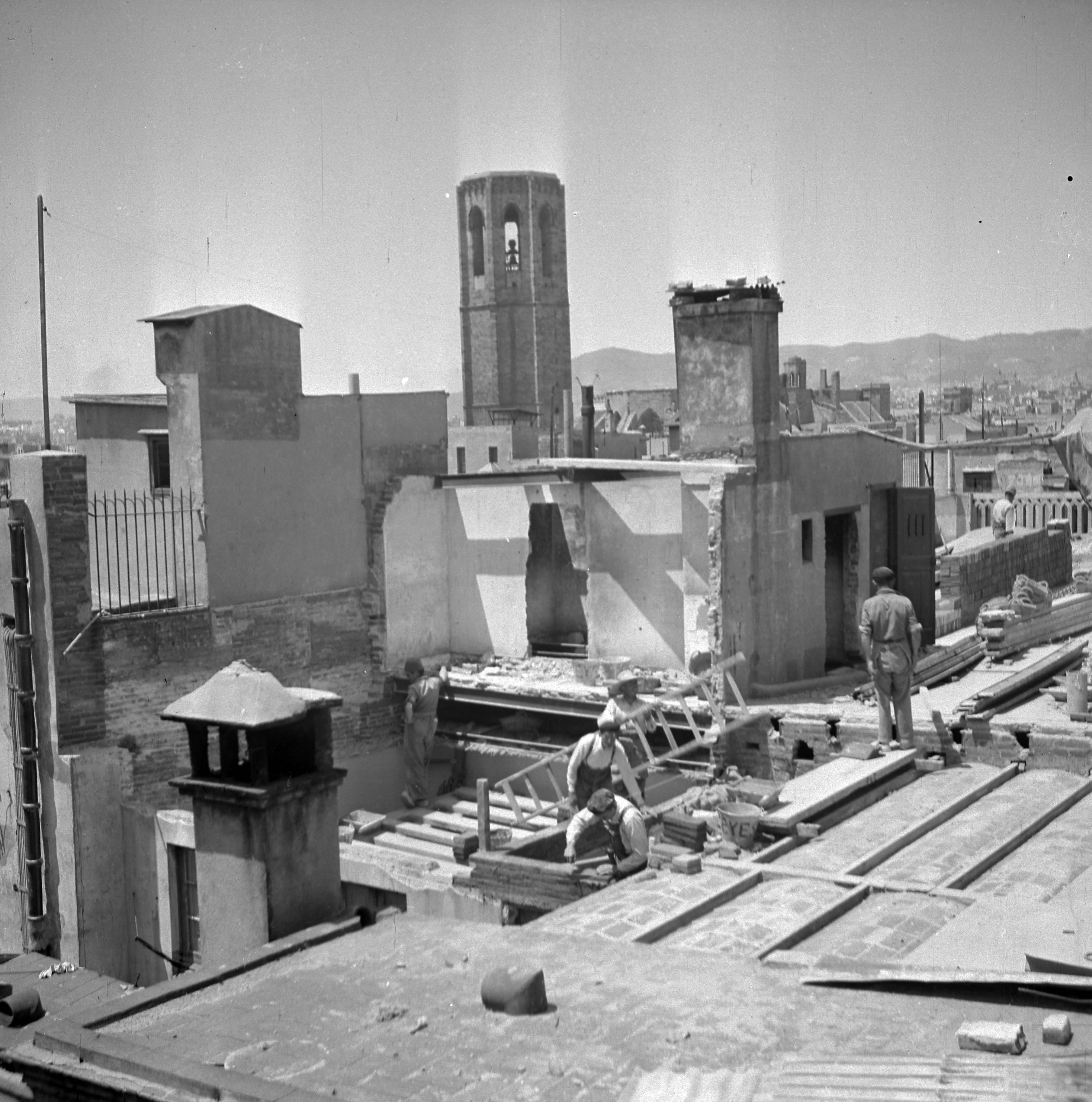 Casa de Joan Miró al Passatge del Crèdit de Barcelona. Fons Joaquim Gomis, dipositat a l'Arxiu Nacional de Catalunya - © Hereus de Joaquim Gomis. Fundació Joan Miró, Barcelona
