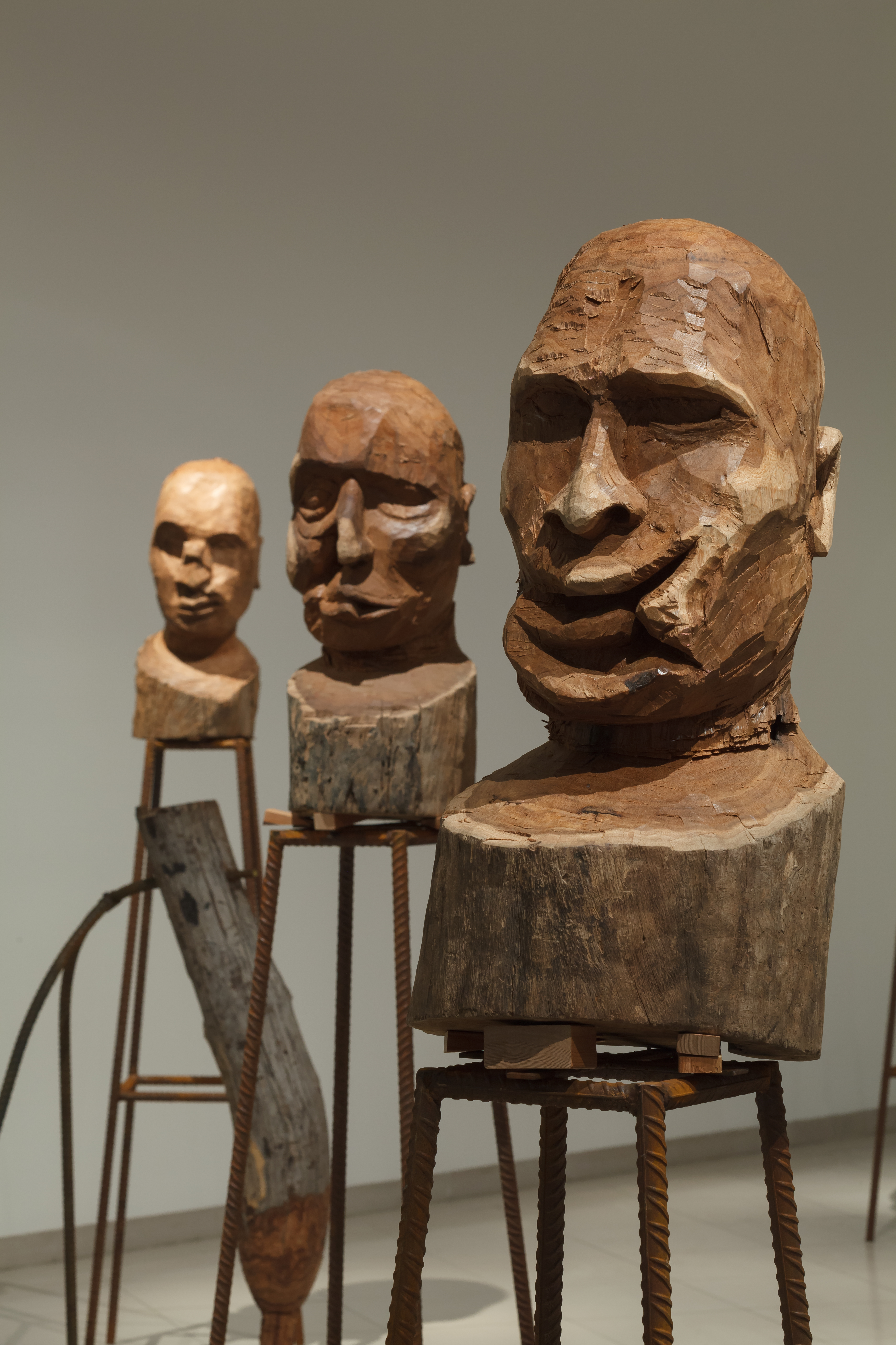 <em>J'accuse</em>, 2016. Instal&middot;lació. Bustos de fusta damunt vases metàl&middot;liques, escultures de fusta damunt suports metàl&middot;lics, videoprojecció monocanal, color, so. Cortesia de l'artista i Galerie Nagel Draxler. Foto: Axel Schneider © Kader Attia, VEGAP, 2018
