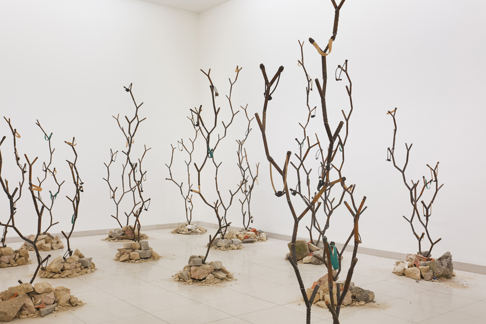 <em>Intifada: The Endless Rhizomes of Revolution</em>, 2016. Instal&middot;lació. Escultures metàl&middot;liques, goma, pedres, diaris, fotocòpies. Cortesia de l'artista, Galerie Krinzinger i Galerie Nagel Draxler. Foto: Axel Schneider © Kader Attia, VEGAP, 2018
