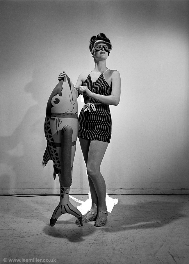Lee Miller. <em>Bathing Feature</em> [Articles de bany], <em>Vogue</em> Studio, Londres, 1941 © Lee Miller Archives, Anglaterra, 2018. Tots els drets reservats
